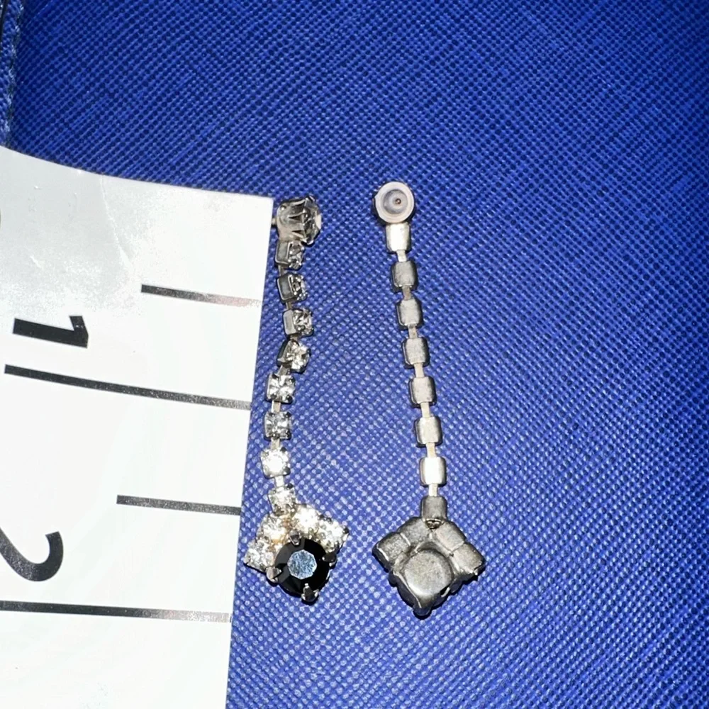 Vintage rhinestone ‘princess style’ 1 7/8” long earrings with black center stone - Picture 5 of 5